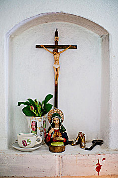 物体,小,雕塑,圣徒,靠近,茶杯,花,罐,耶稣十字架,墙壁