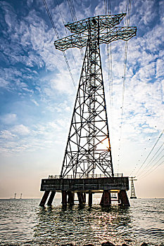 深圳西湾公园海面上的高压输电线
