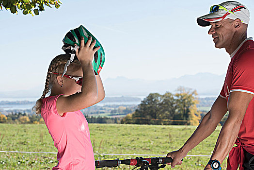 父亲,看,女孩,骑车,穿戴,自行车头盔