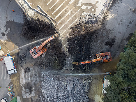 航拍施工队正在拆除惠州鹅岭立交桥的现场