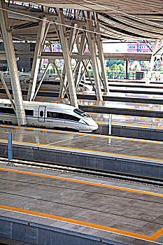 北京南站整齐的车站月台和动车