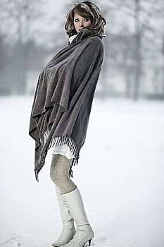女青年,站立,雨披,雪中