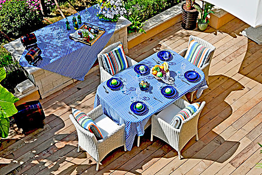 庭院餐桌
