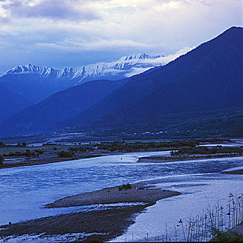 西藏尼洋河雅鲁藏布江交汇