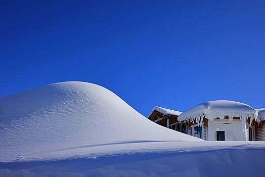 老里克湖服务区积雪中的建筑