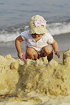 人,玩,海滩,女孩,太阳帽,沙子,序列,孩子,幼儿,头饰,玩具,铲,小,活动,孤单,户外,湖,度假,暑假,海滨度假,夏天,沙滩