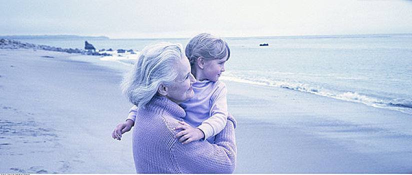 祖母,孙女,站立,海滩