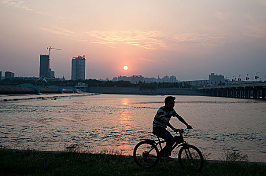 河边骑车男子