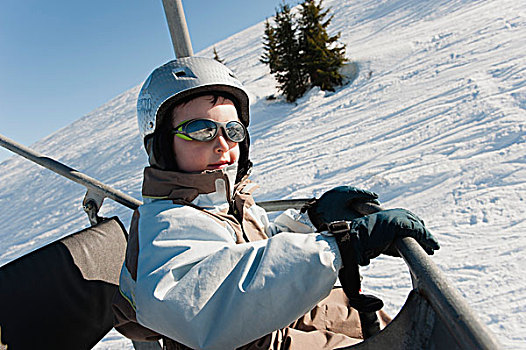 男孩,骑,滑雪缆车,滑雪胜地