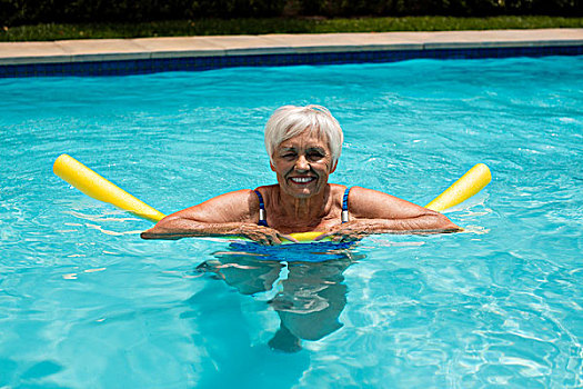 老年,女人,游泳,充气圈,游泳池