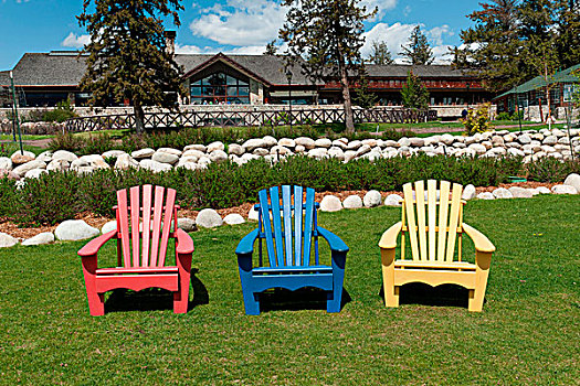 三个,宽木躺椅,草坪,费尔蒙特,碧玉国家公园,艾伯塔省,加拿大