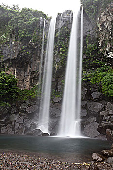 韩国济州岛西归浦市的徐福公园,园内海边有一正房瀑布是亚洲唯一的直接流入海中的海岸瀑布