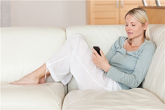 女人,沙发,读,短信,智能手机