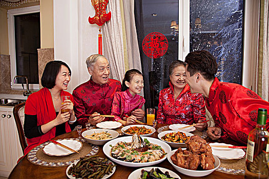 東方家庭過年吃團(tuán)圓飯