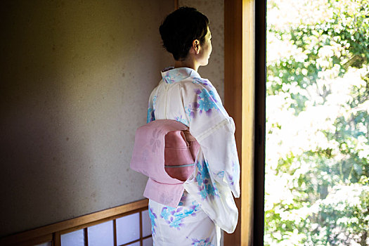 后视图,日本,女人,站立,窗边,穿,传统,白色,和服,蓝色,花饰,粉色,阔腰带