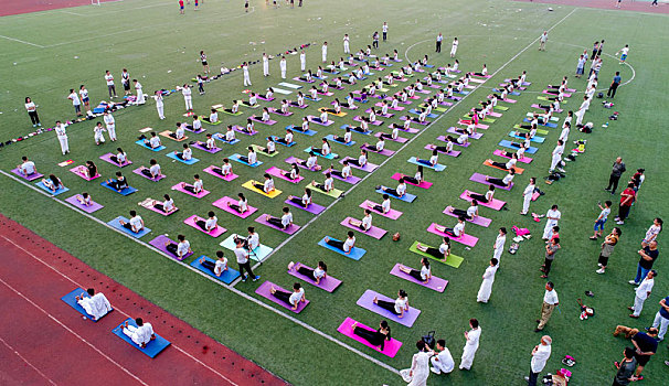 南滑县,百人练瑜伽喜迎,国际瑜伽日,世界级教练悉心指导
