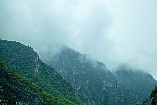 云雾笼罩着山峰