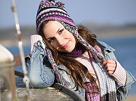 微笑,女人,戴着,围巾,羊毛帽,湖