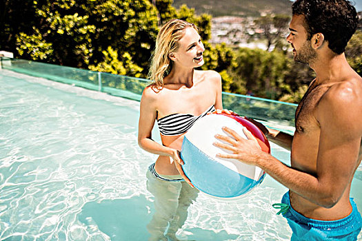 幸福伴侣,水皮球,游泳池
