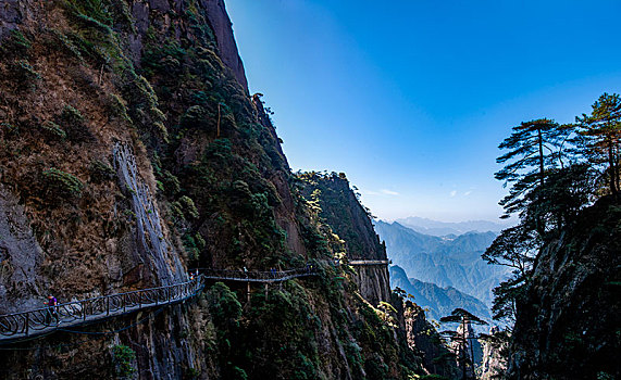 江西上饶三清山西海岸峡谷间的悬空栈道