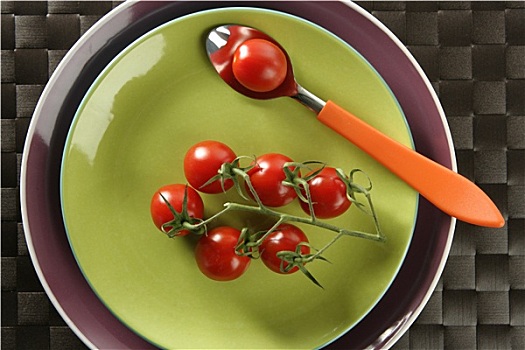 红色,圣女果,枝条,勺子,绿色,盘子