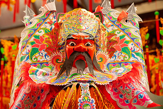 中國鬼節人們用色彩華麗的紙札神祇來祭祀