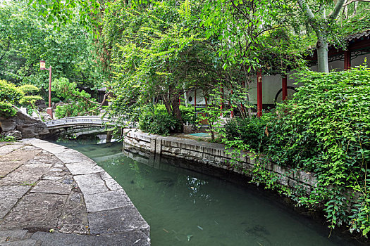 济南市大明湖湖畔小桥流水景观