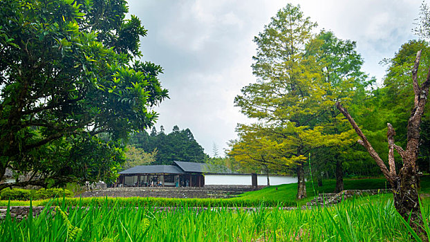 台湾宜兰县森林高山湖泊明池游客中心
