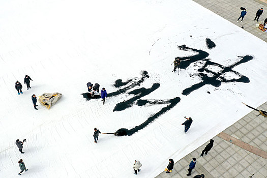 北京画家河南农村老家过春节,节后不能返京,巨幅书法为抗疫呐喊