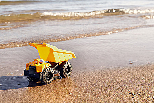 海边的玩具工程车