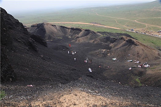 内蒙古火山口游客穿宇航服拿国旗拍照,宛若登陆外星球