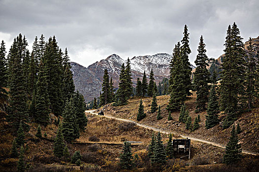 土路,山