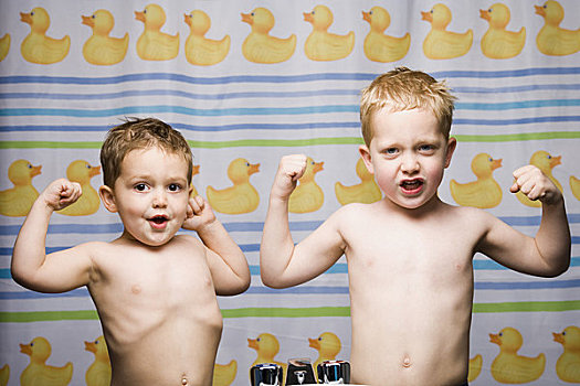 两个男孩,屈曲肌肉,浴室
