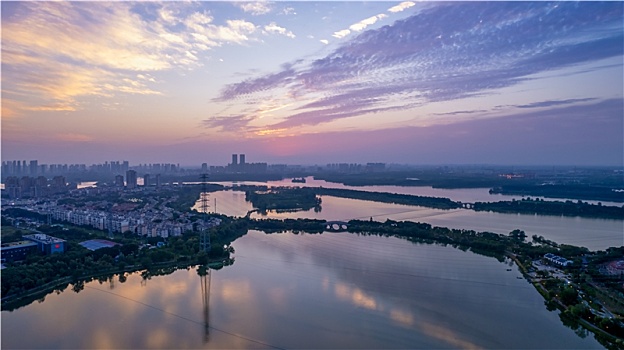武汉东西湖区金银湖的傍晚城市风光