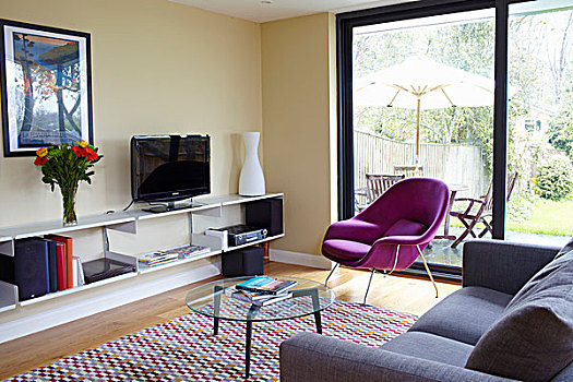 圆,玻璃桌,紫色,扶手椅,正面,玻璃门,低,餐具柜,淡色调,黄色,墙