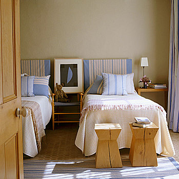 现代,乡村风格,客房,两个,单人床,布,遮盖,床头板,工艺,木头,凳子