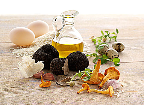 块菌,蛋,橄榄油,蘑菇,蒜,豌豆