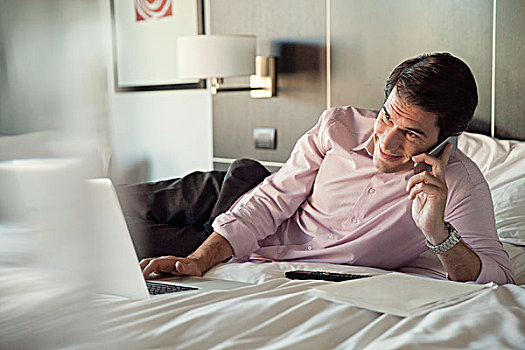 男人,躺着,酒店,床,交谈,手机,使用笔记本,电脑