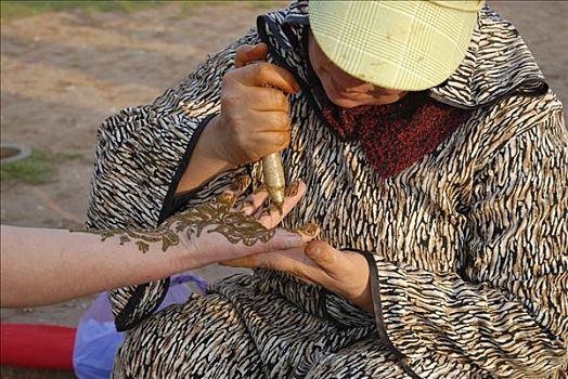 女性,指甲花纹身,艺术家,地点,穆罕默德,卡萨布兰卡,非洲