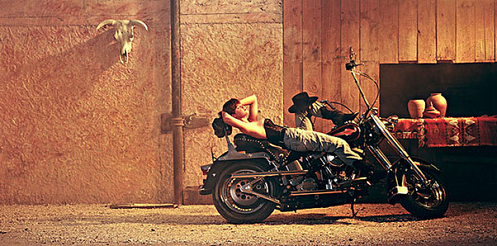 侧面,女青年,躺着,摩托车