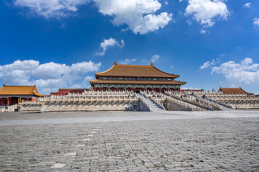 蓝天白云下的北京故宫太和殿