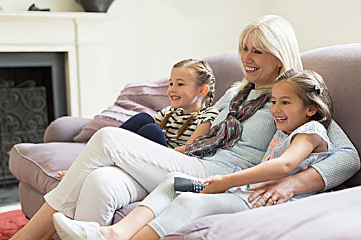 祖母,孙女,看电视,客厅,沙发