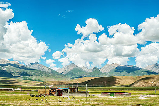 蓝天白云下的藏族民居,中国西藏