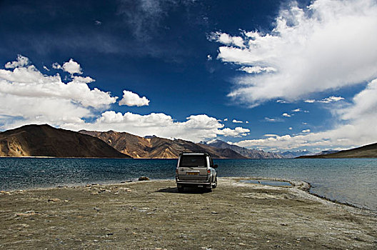 吉普车,湖岸,山脉,背景,湖,查谟-克什米尔邦,印度