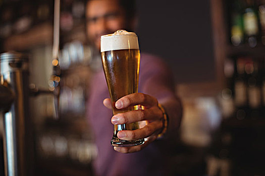 男性,酒吧,娇柔,给,玻璃杯,啤酒,吧台