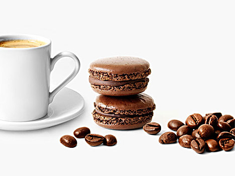 巧克力,蛋白杏仁饼干,咖啡豆,一杯咖啡