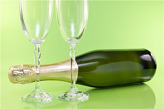 香槟酒瓶,玻璃杯
