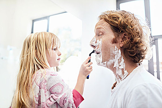 女儿,帮助,父亲,剃,脸,浴室
