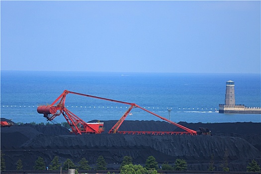 山东省日照市,蓝天碧海映衬下的港口煤炭堆场整洁有序