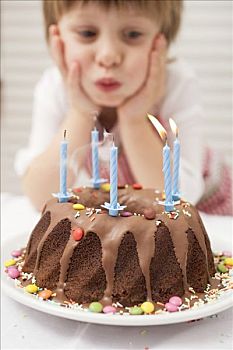 小,男孩,吹蜡烛,生日蛋糕
